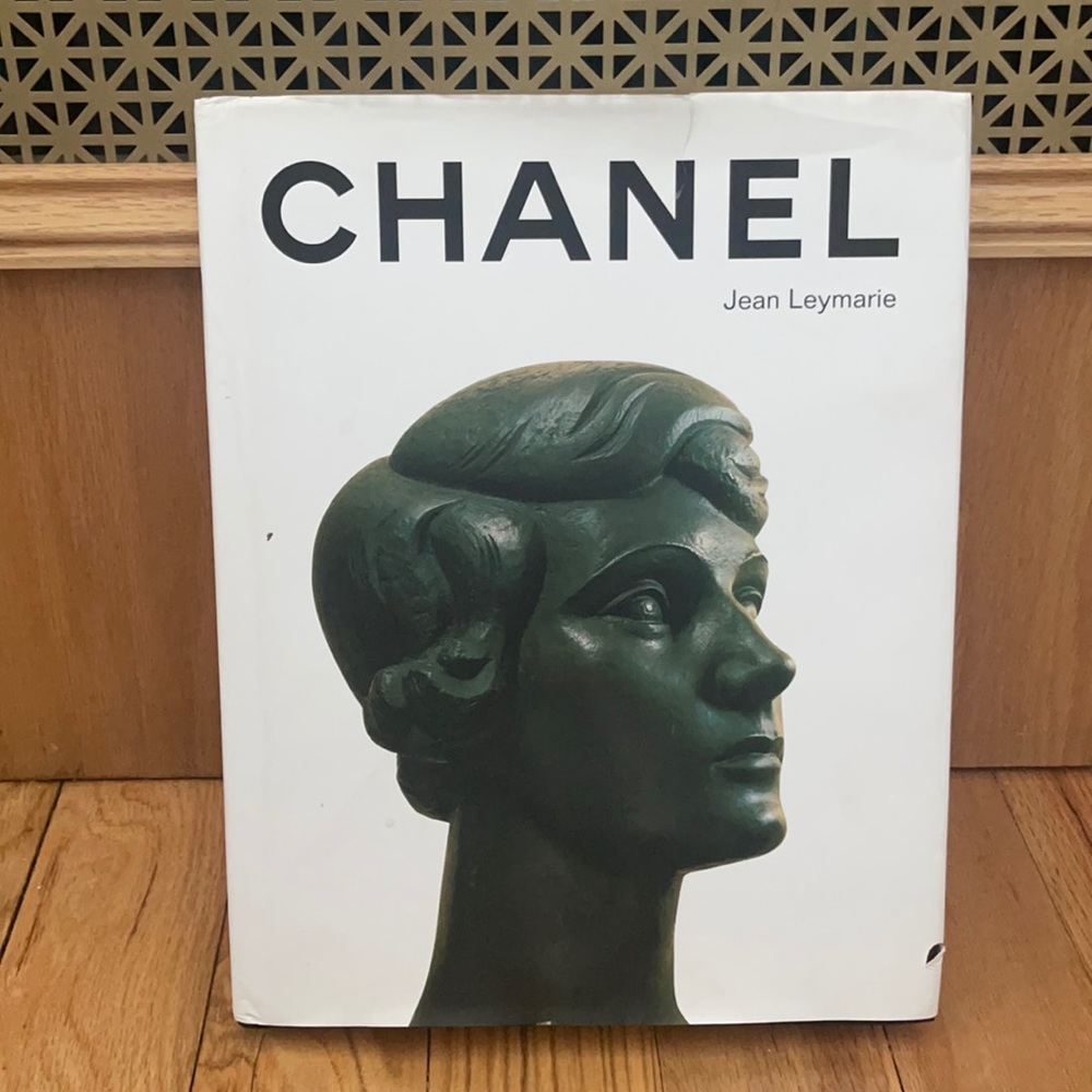 Chanel Book - Picture 1 of 8